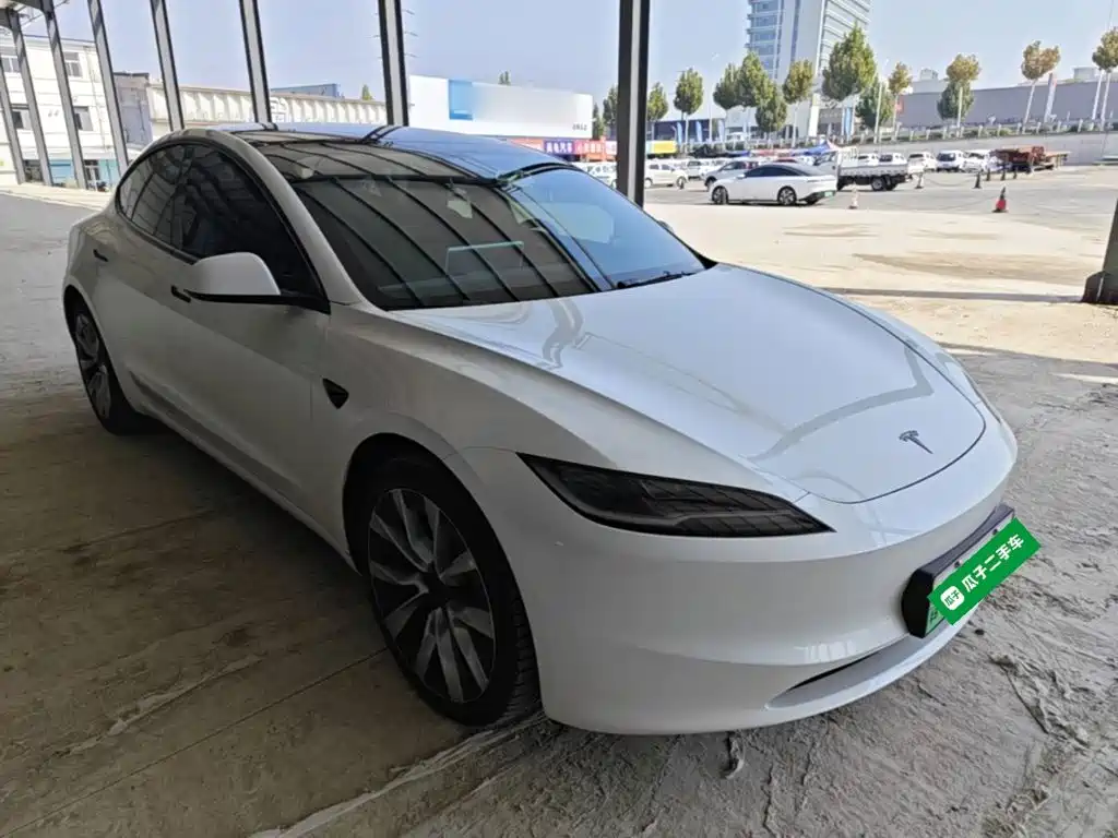Фото 4 - Tesla Model 3