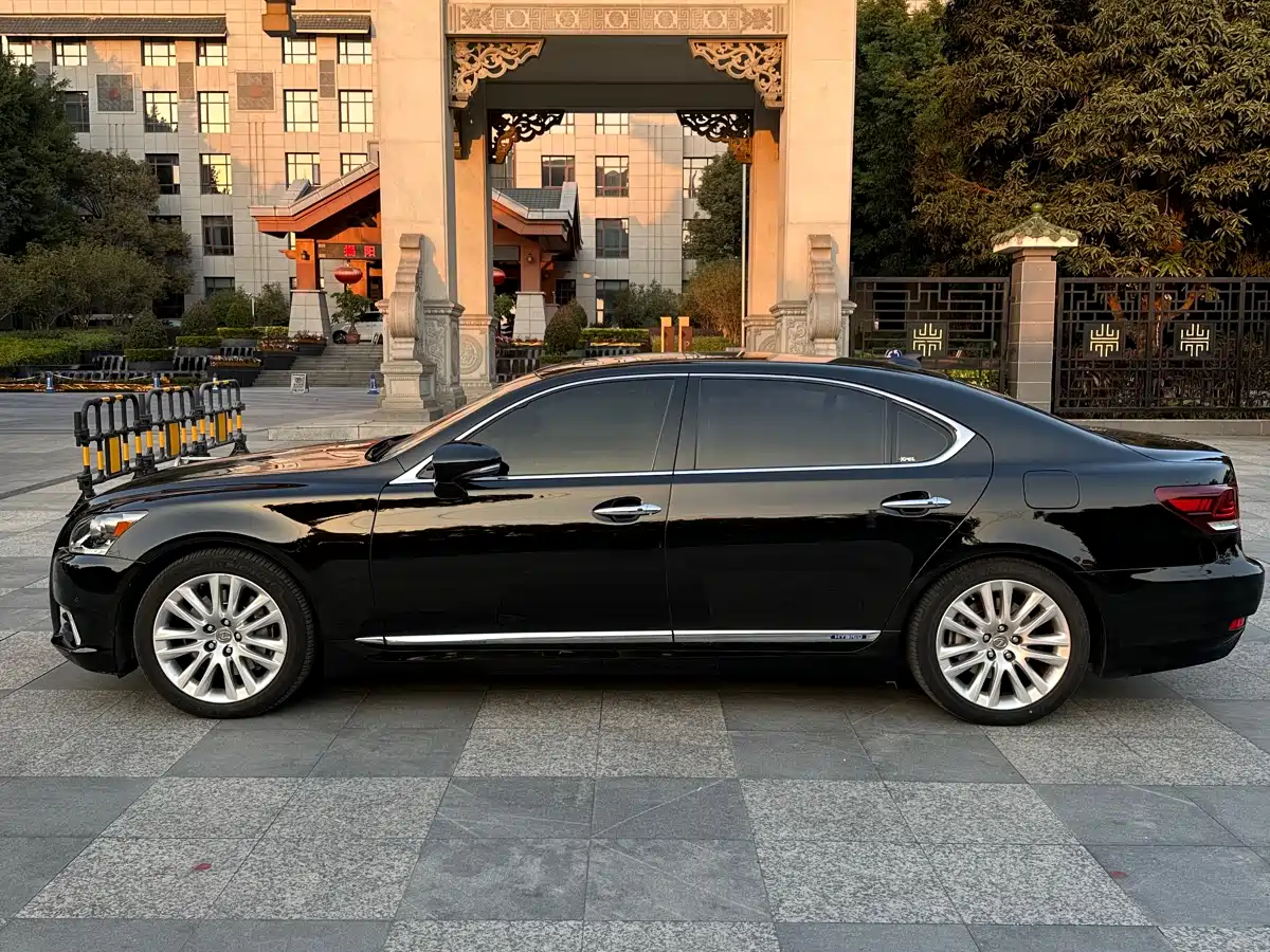 Photo 4 - Lexus LS