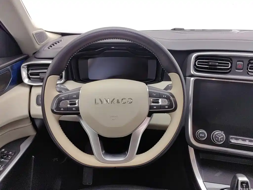 Photo 11 - Lynk & Co 01