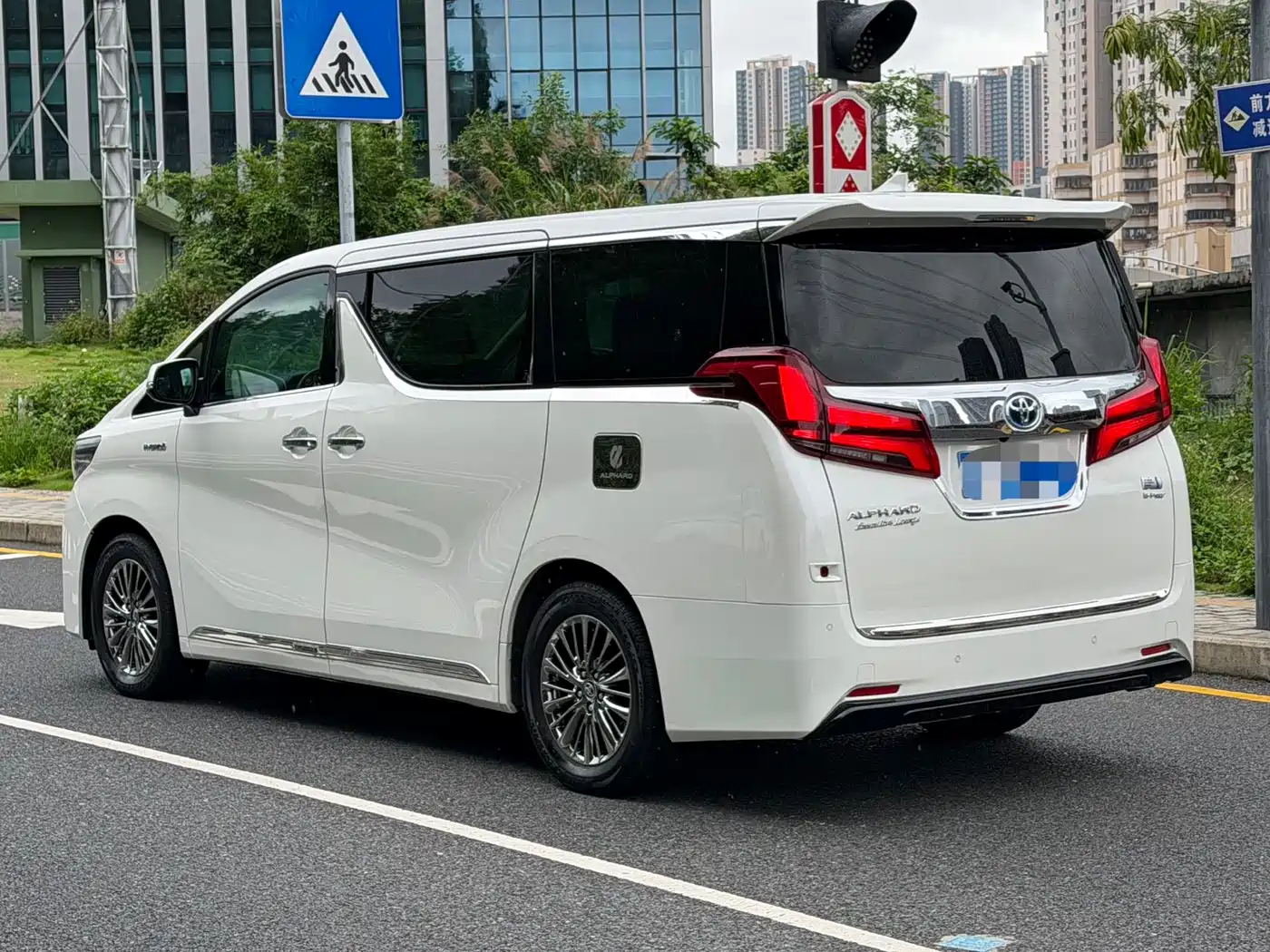 Toyota Alphard 2020 Hybrid 2.5L Premium Edition фото 6