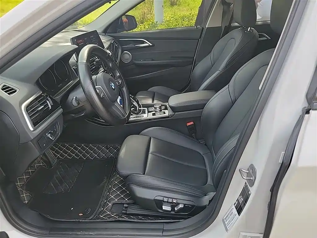 BMW 1 Series 2022 120i M Sport Shadow Edition фото 8