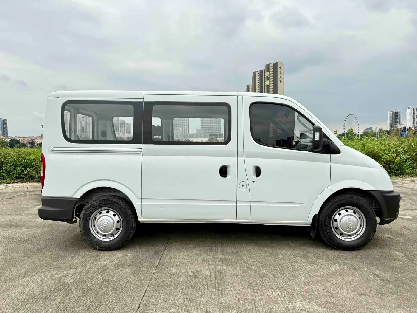 SAIC Maxus Xintu V80 2019 2.0T Plus 6MT Aoyun Short Wheelbase Ultra-low Roof 5/6-seater фото 4