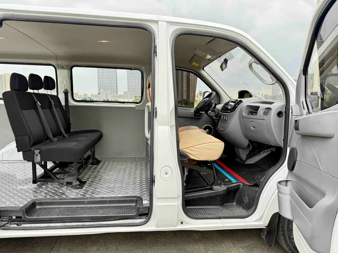 SAIC Maxus Xintu V80 2019 2.0T Plus 6MT Aoyun Short Wheelbase Ultra-low Roof 5/6-seater фото 11