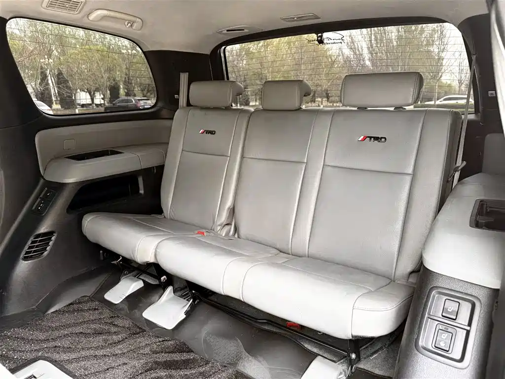 Toyota Sequoia 2010 5.7 Platinum Edition фото 9