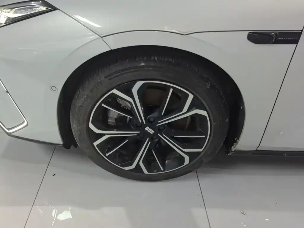 Фото 23 - Geely Galaxy Galaxy E8