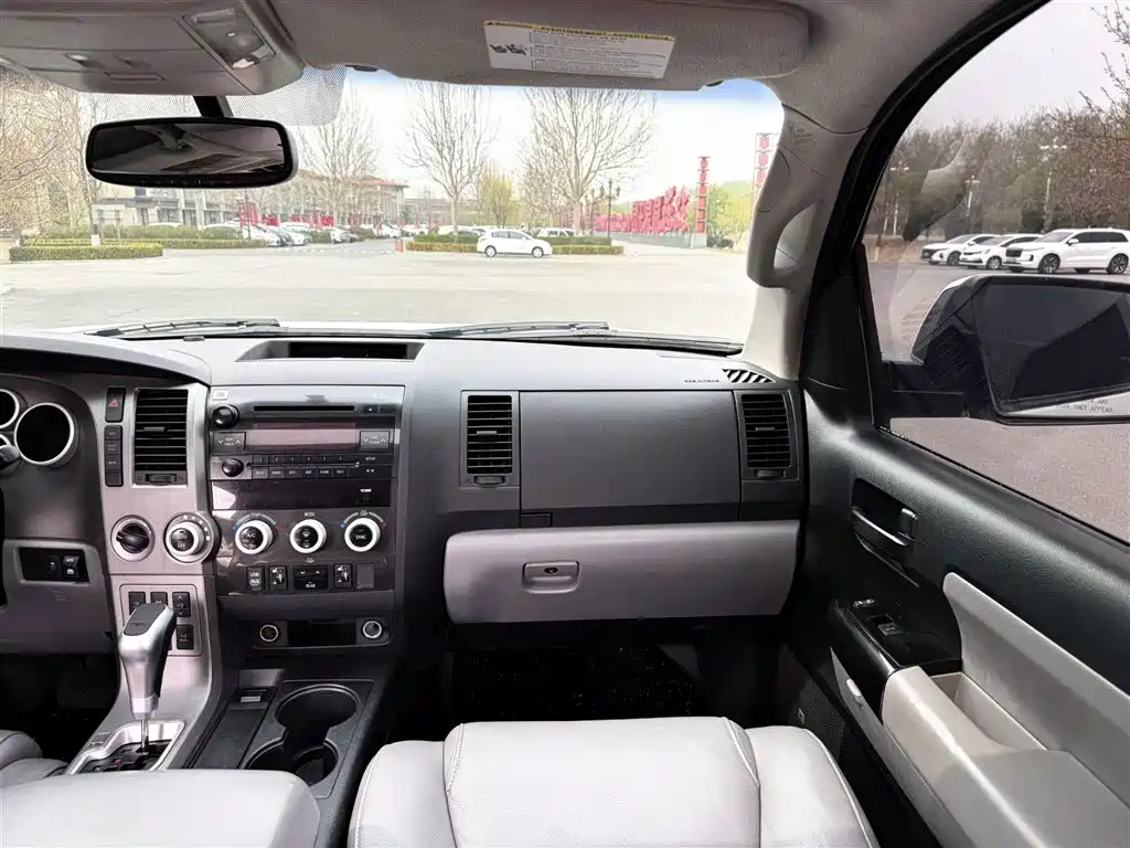 Toyota Sequoia 2010 5.7 Platinum Edition фото 12