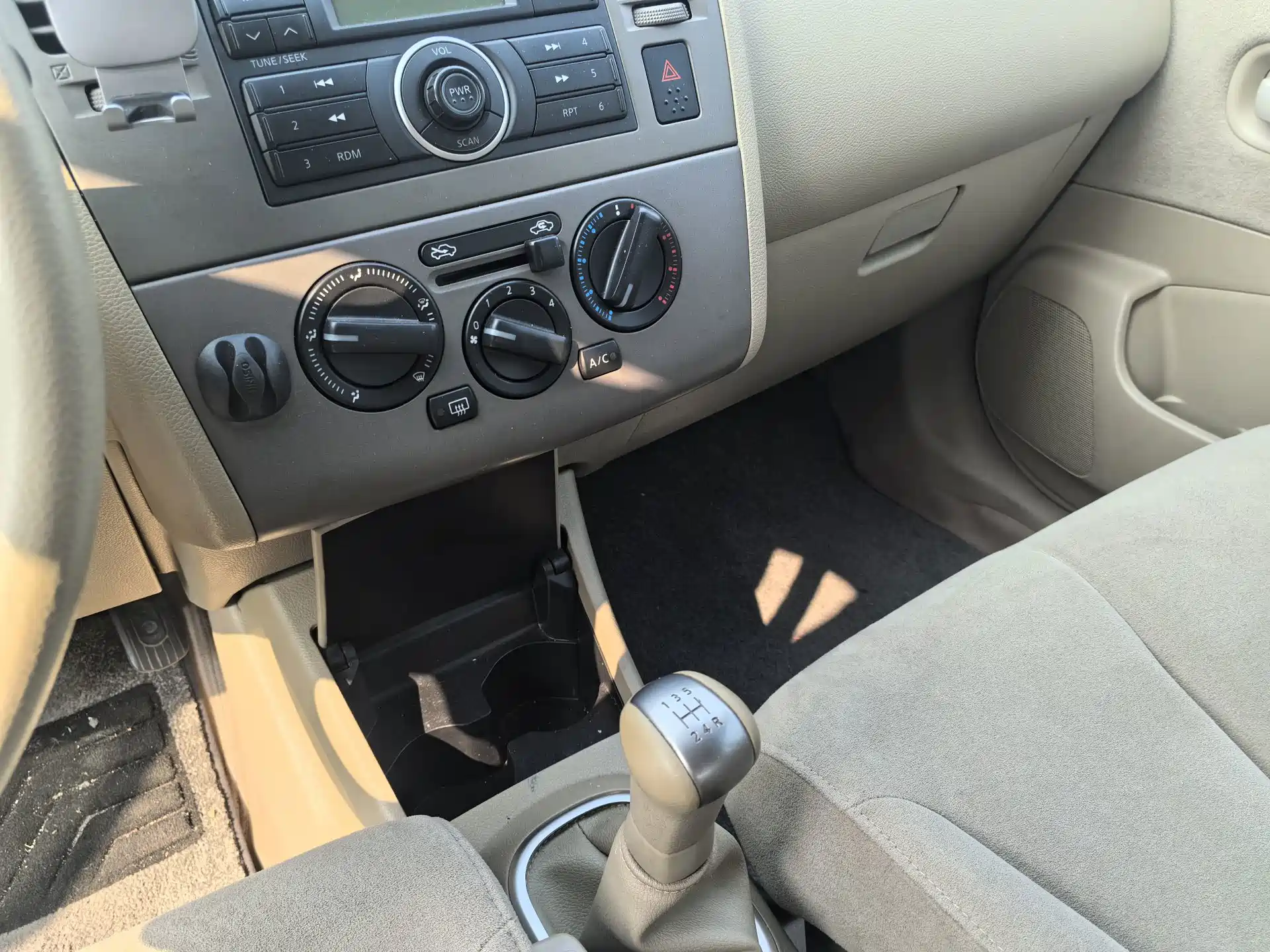 صورة 15 - Nissan Tiida