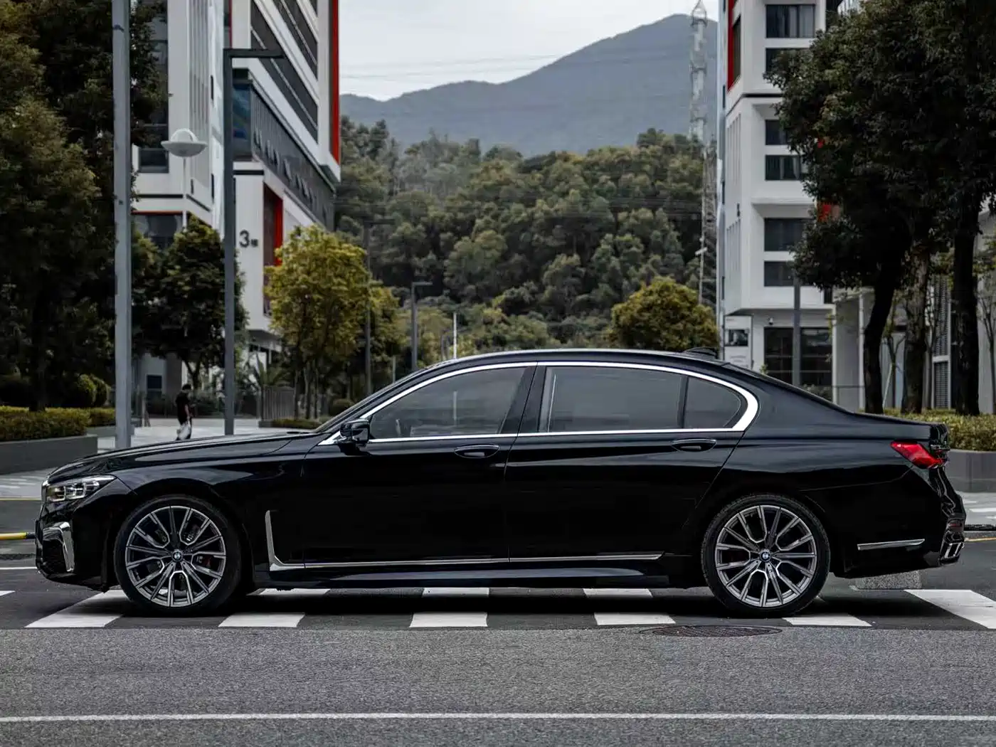 BMW 7 Series 2019 740Li xDrive Executive M Sport Package фото 15