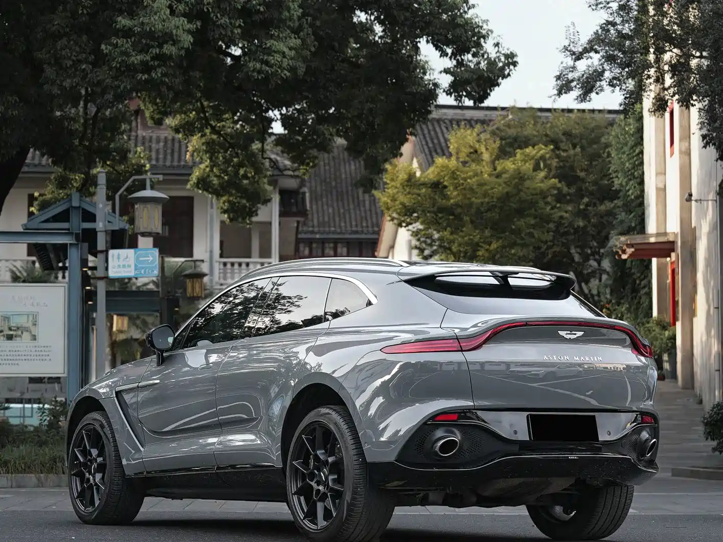 Фото 3 - Aston Martin DBX