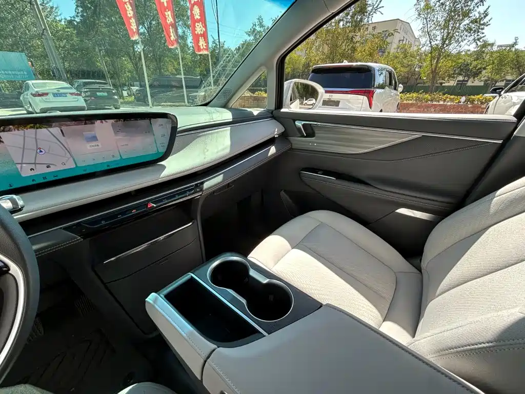 Photo 10 - Buick GL8