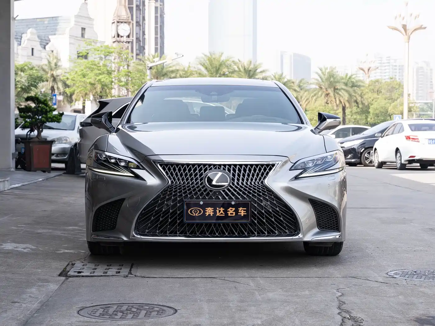 Фото 2 - Lexus LS