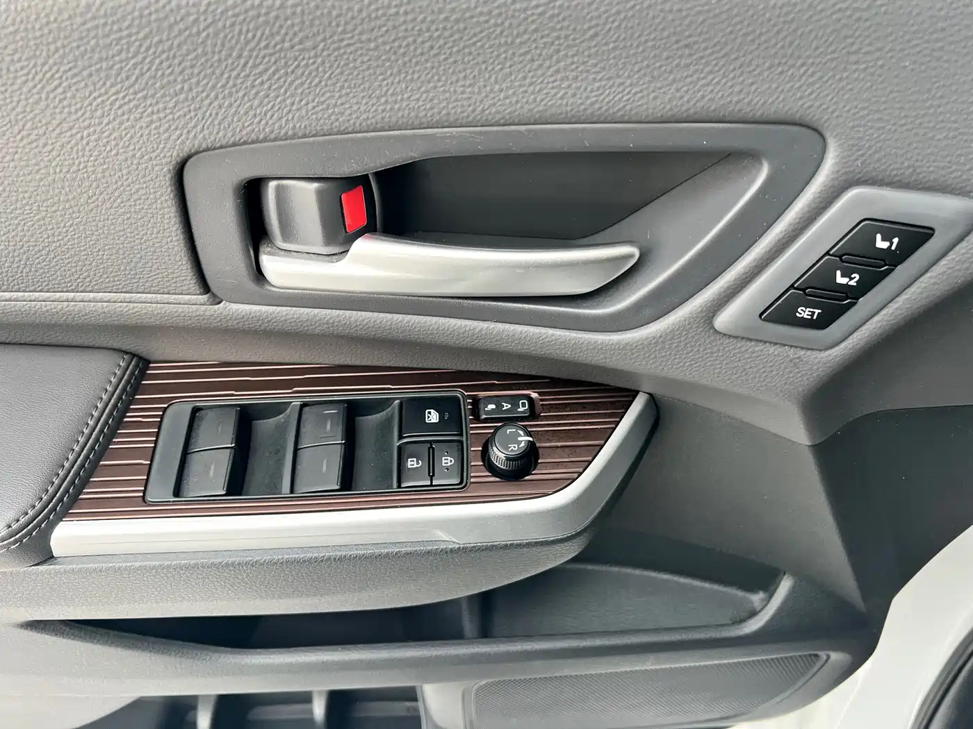 Toyota Granvia 2024 2.5L Hybrid Premium PLUS фото 17