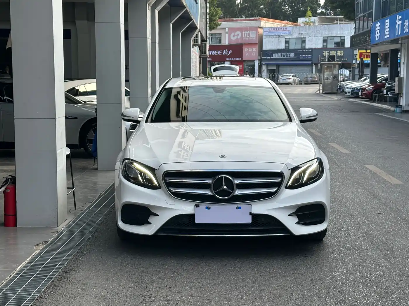 Mercedes-Benz E-Class 2016 E 200 L Sport Type фото 11
