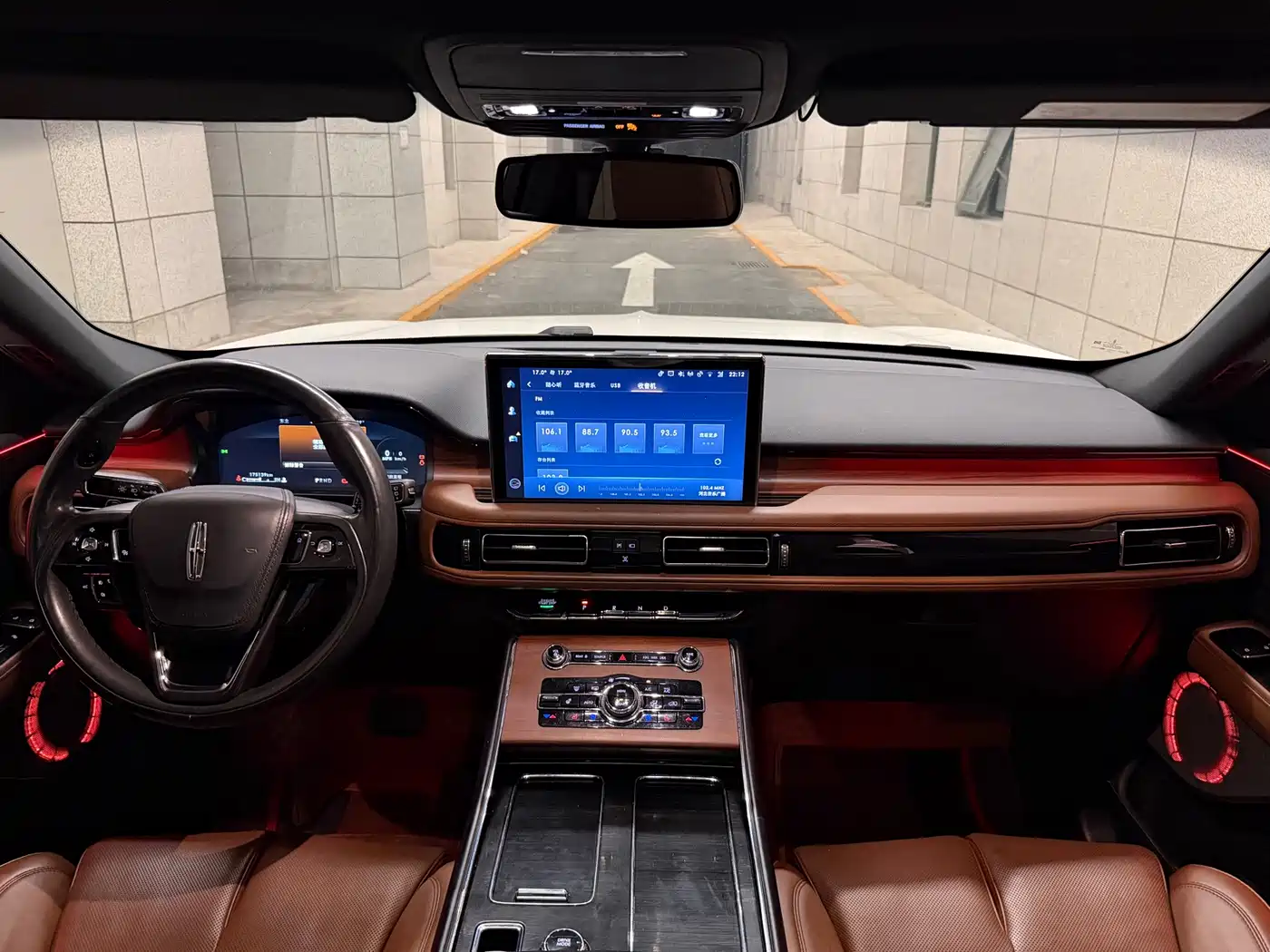 Photo 15 - Lincoln Aviator