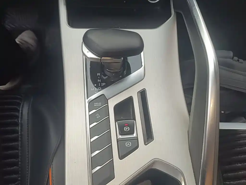 Фото 14 - Geely Coolray