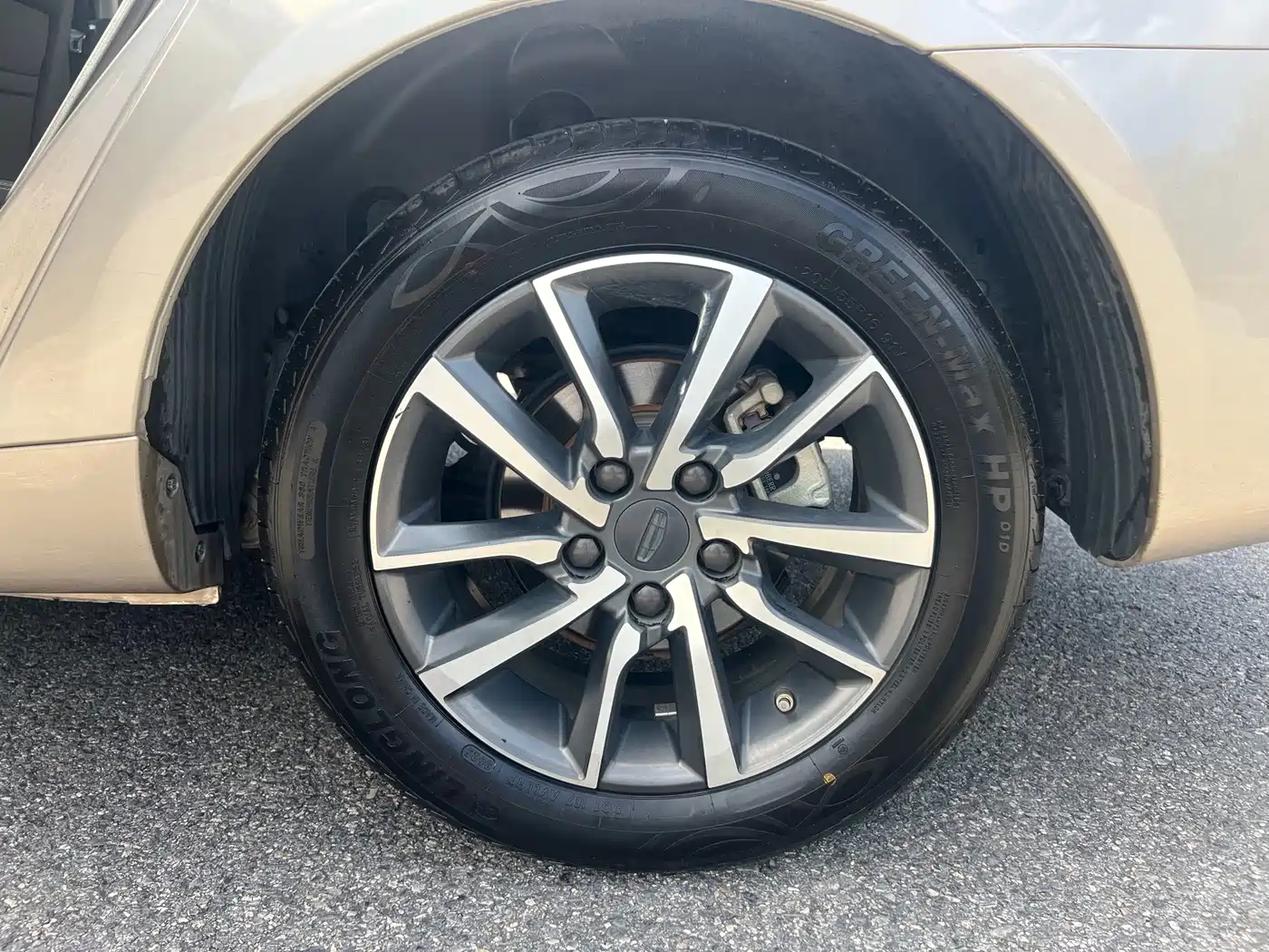 Фото 8 - Geely Emgrand
