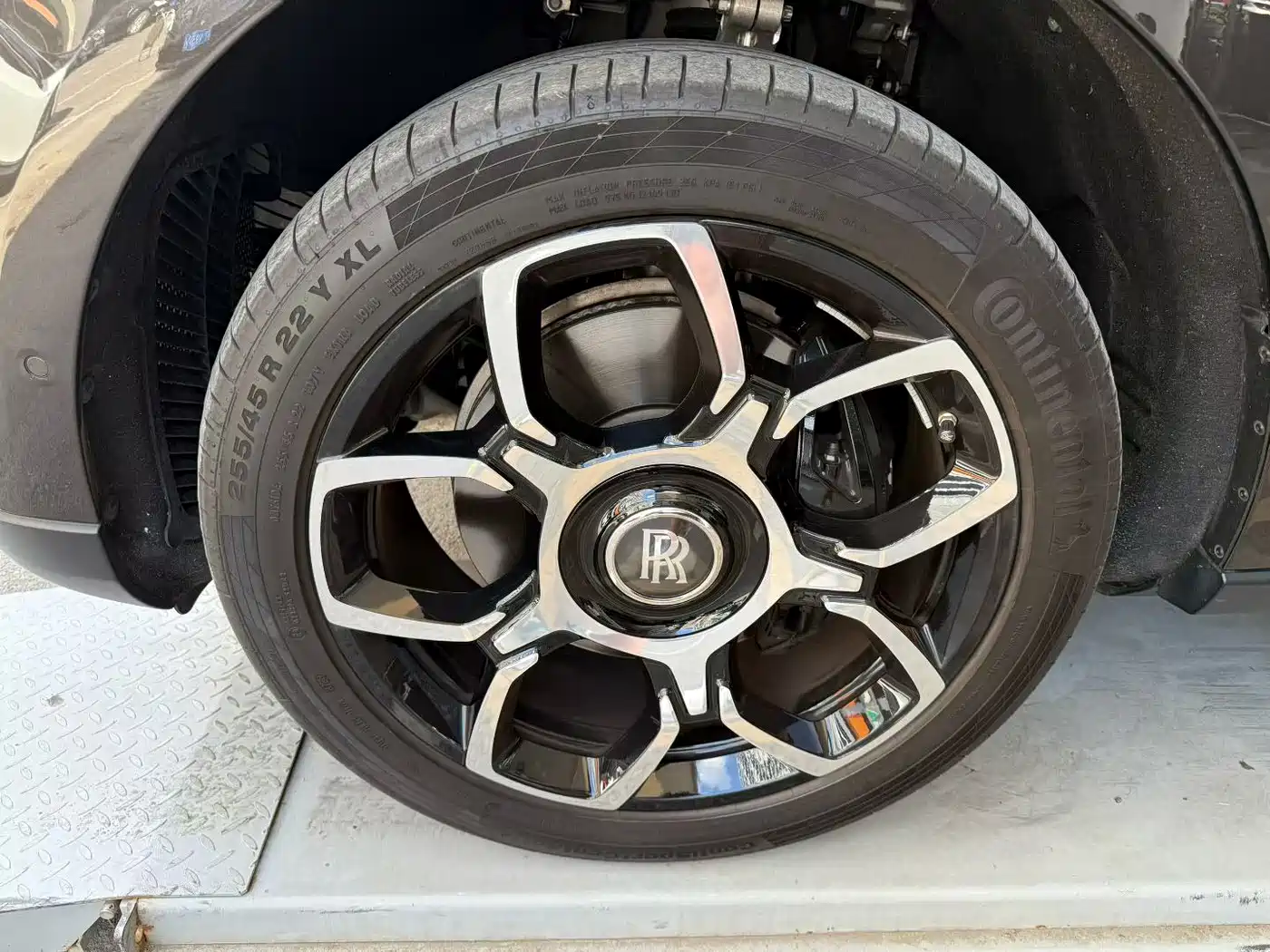 Фото 6 - Rolls-Royce Cullinan