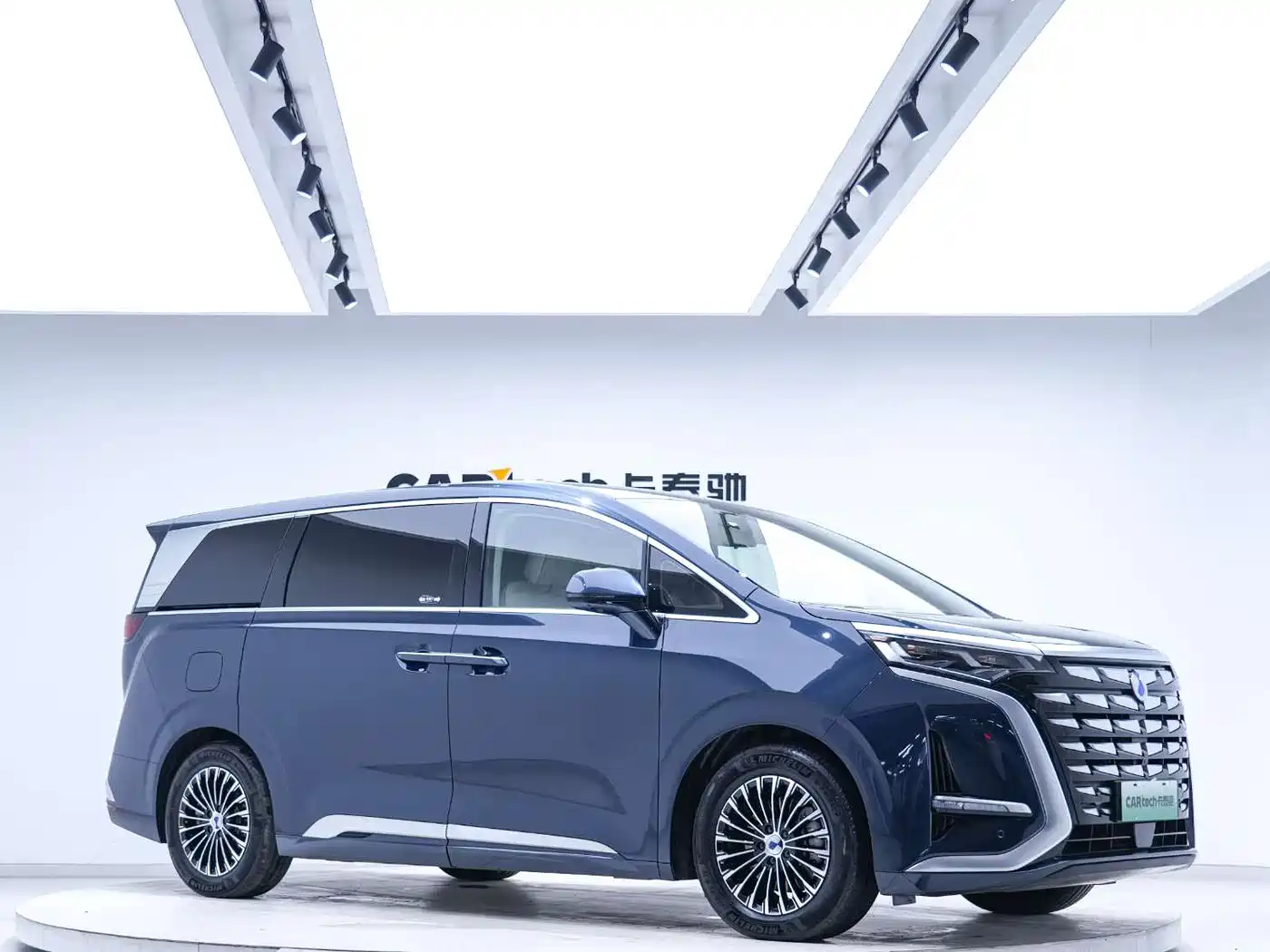 Denza D9 2022 DM-i 970 All-Wheel Drive Honor Edition фото 4