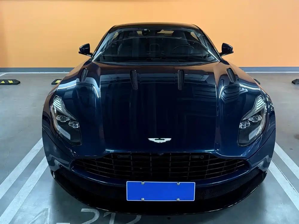 Фото 2 - Aston Martin DB11