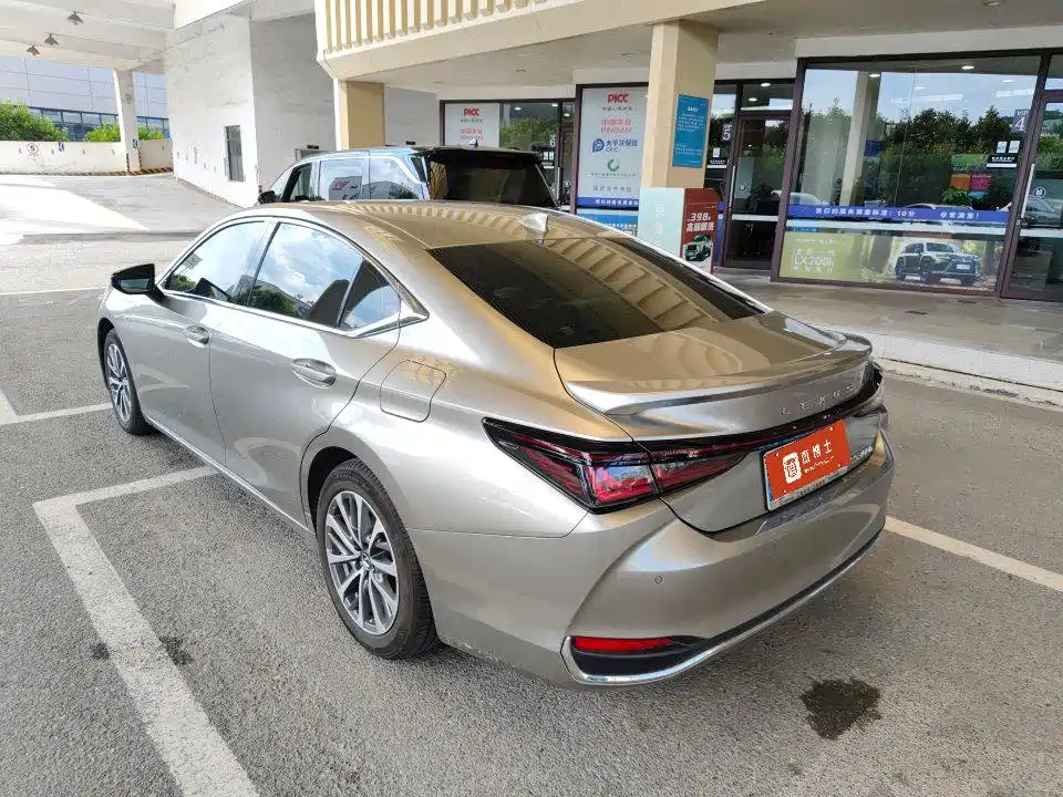 Фото 7 - Lexus ES