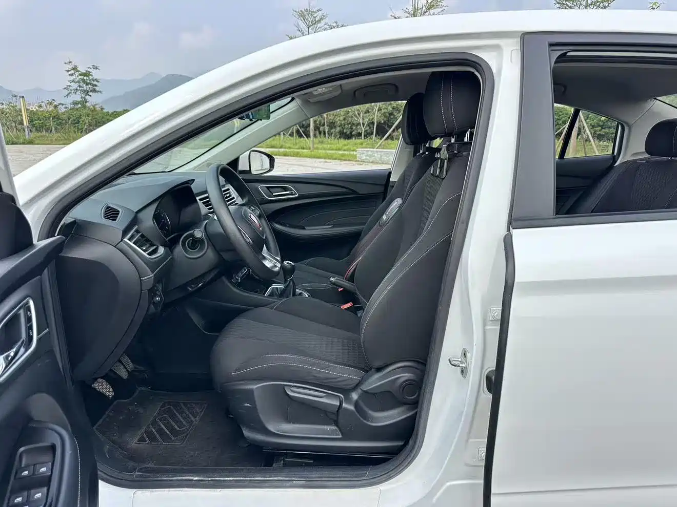Фото 25 - Roewe i5
