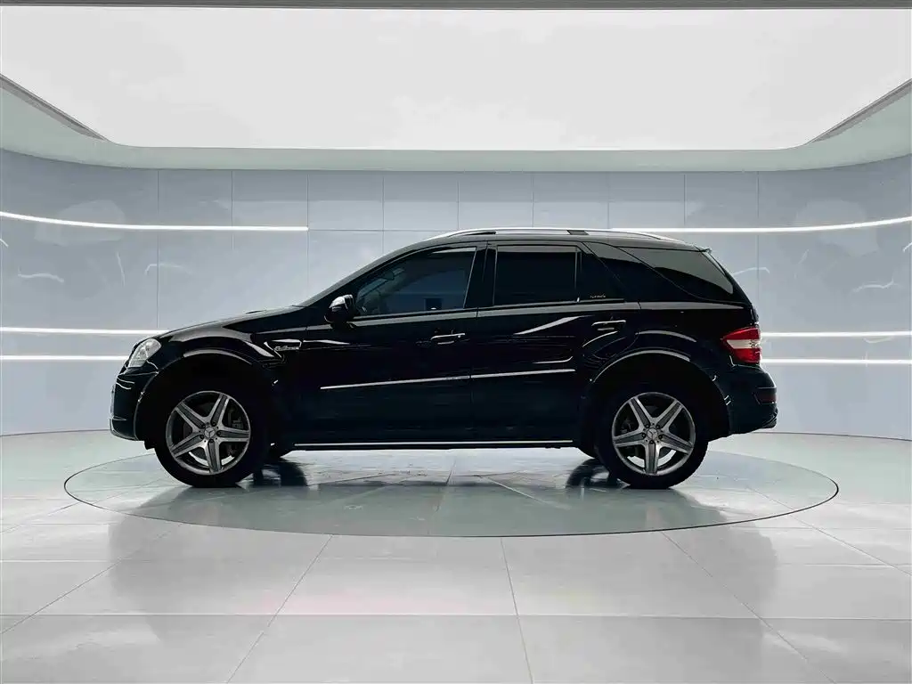 Mercedes-Benz M-Class AMG 2011 AMG ML 63 фото 8