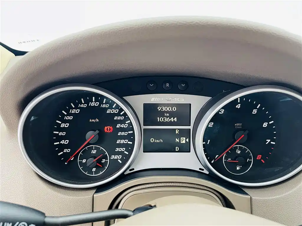 Mercedes-Benz M-Class AMG 2011 AMG ML 63 фото 32
