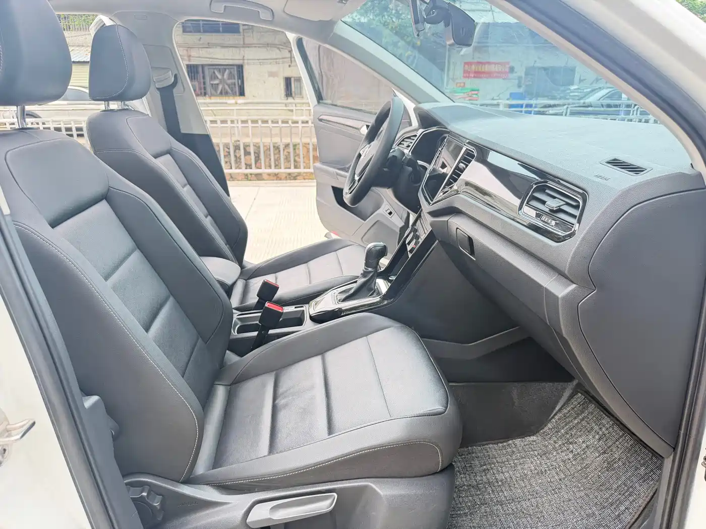 VOLKSWAGEN T ROC EXPLORING SONGS