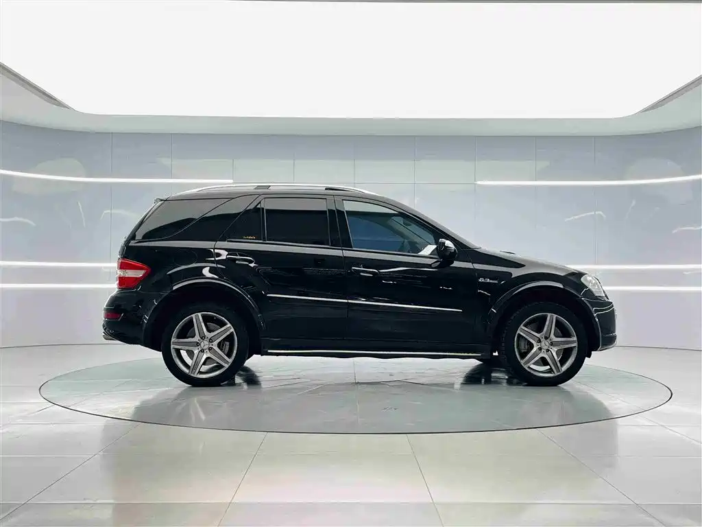 Mercedes-Benz M-Class AMG 2011 AMG ML 63 фото 4
