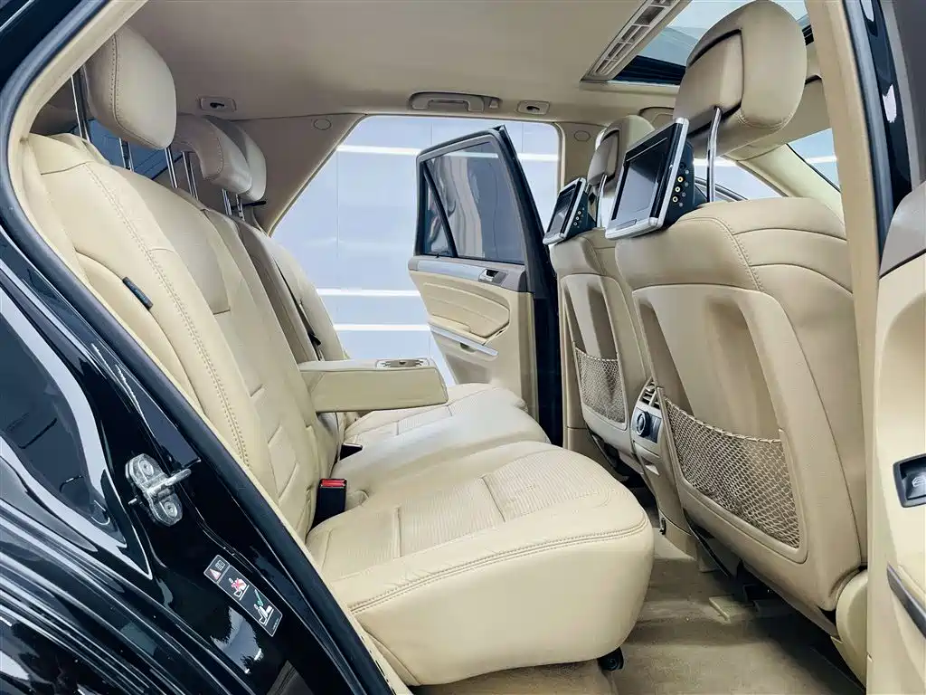 Mercedes-Benz M-Class AMG 2011 AMG ML 63 фото 20