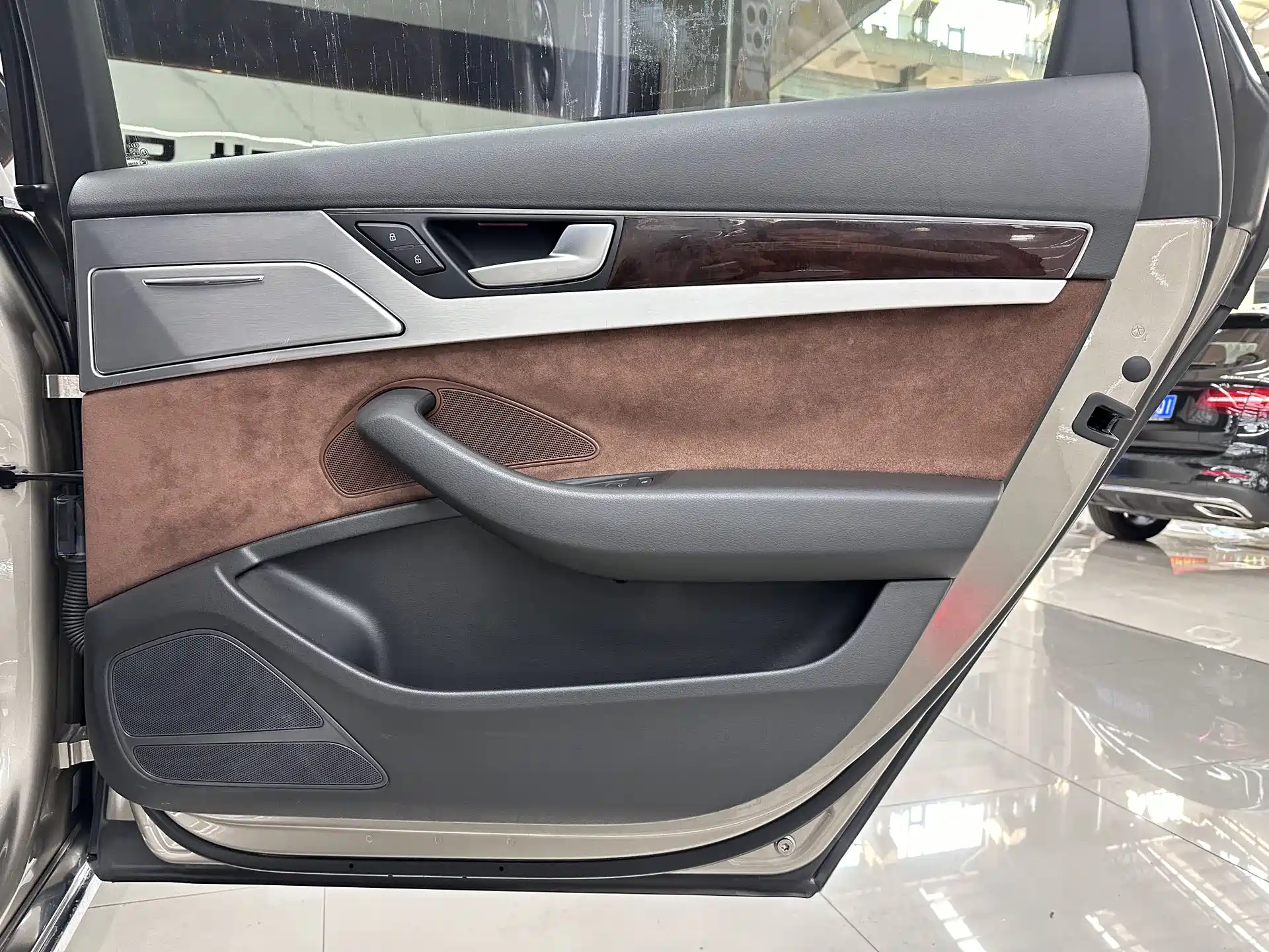 Photo 15 - Audi A8