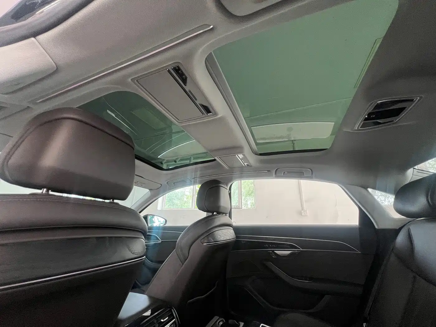 Photo 21 - Audi A8