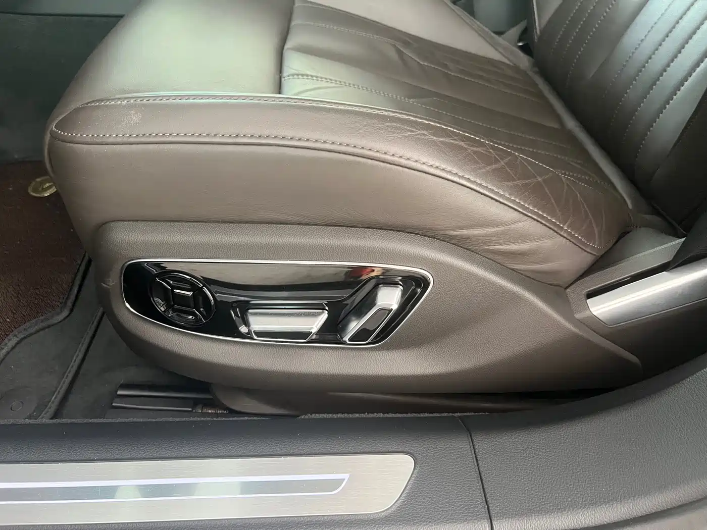 Photo 10 - Audi A8