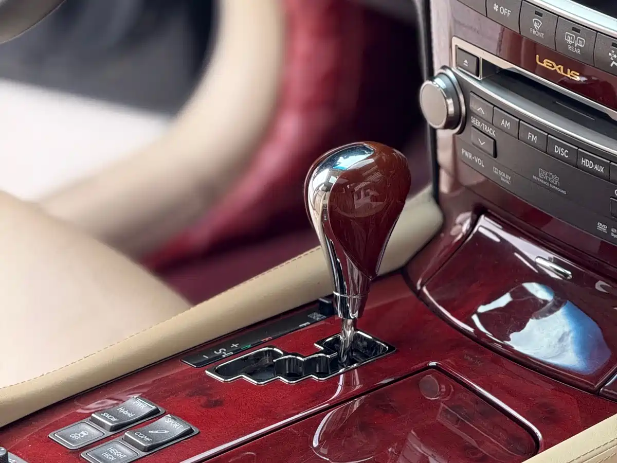 Lexus LS 2010 600hL фото 29