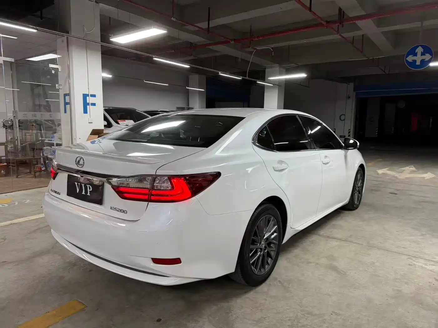 Photo 9 - Lexus ES