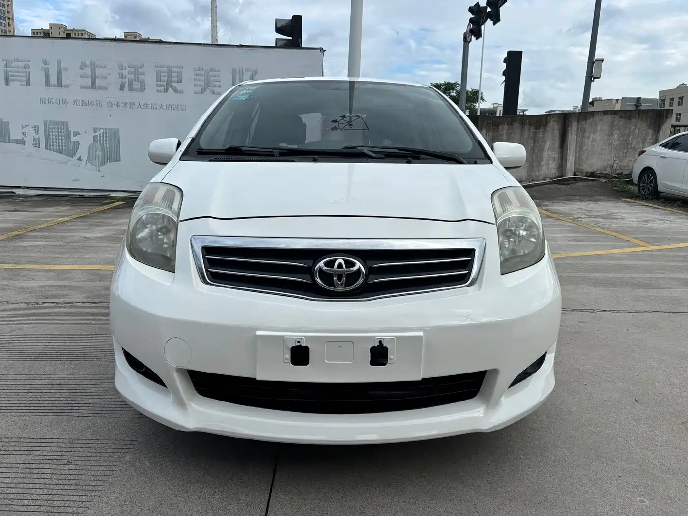 Toyota Yaris 2011 1.6E Auto Charm Edition фото 2