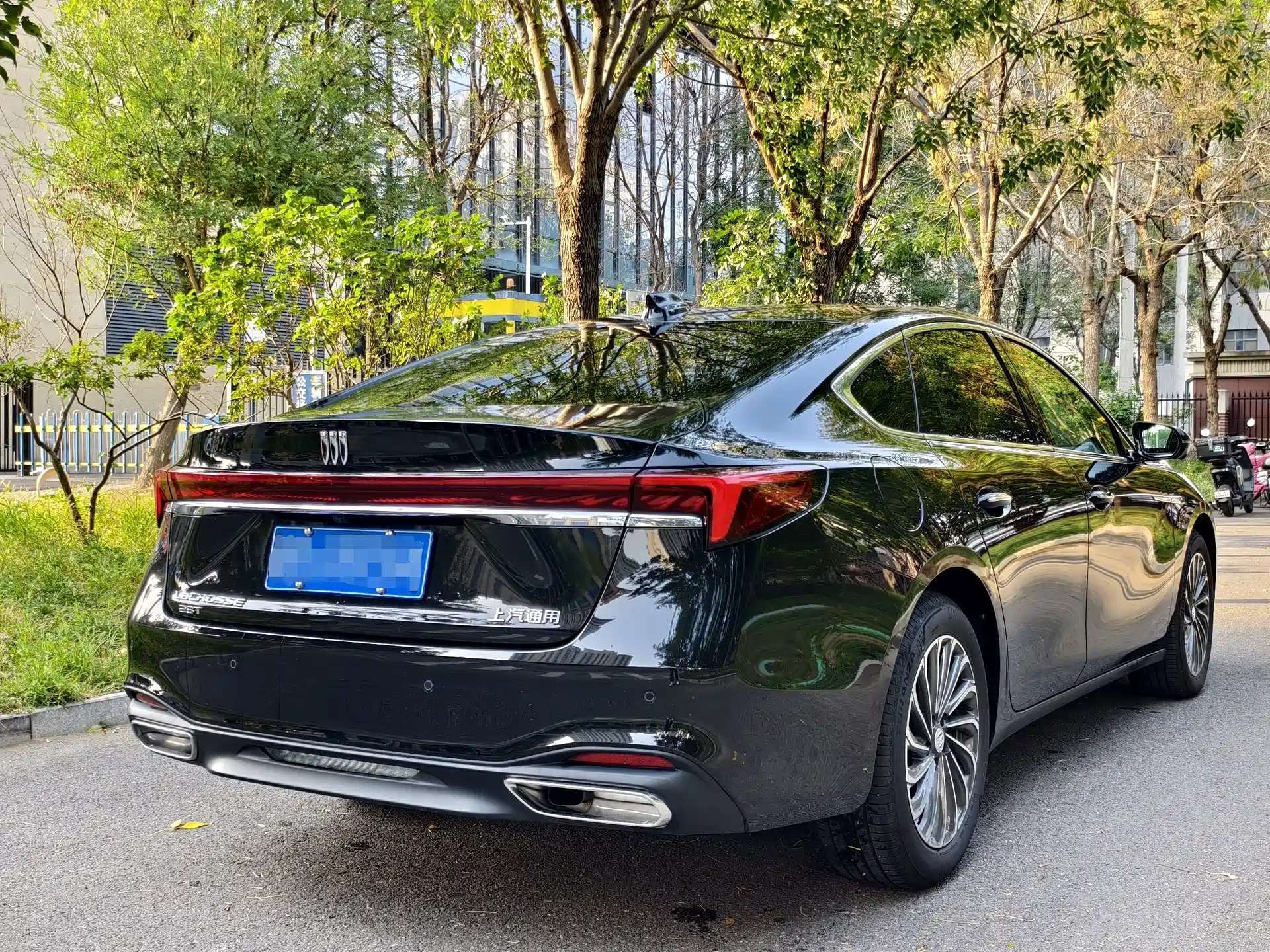 Photo 4 - Buick LaCrosse