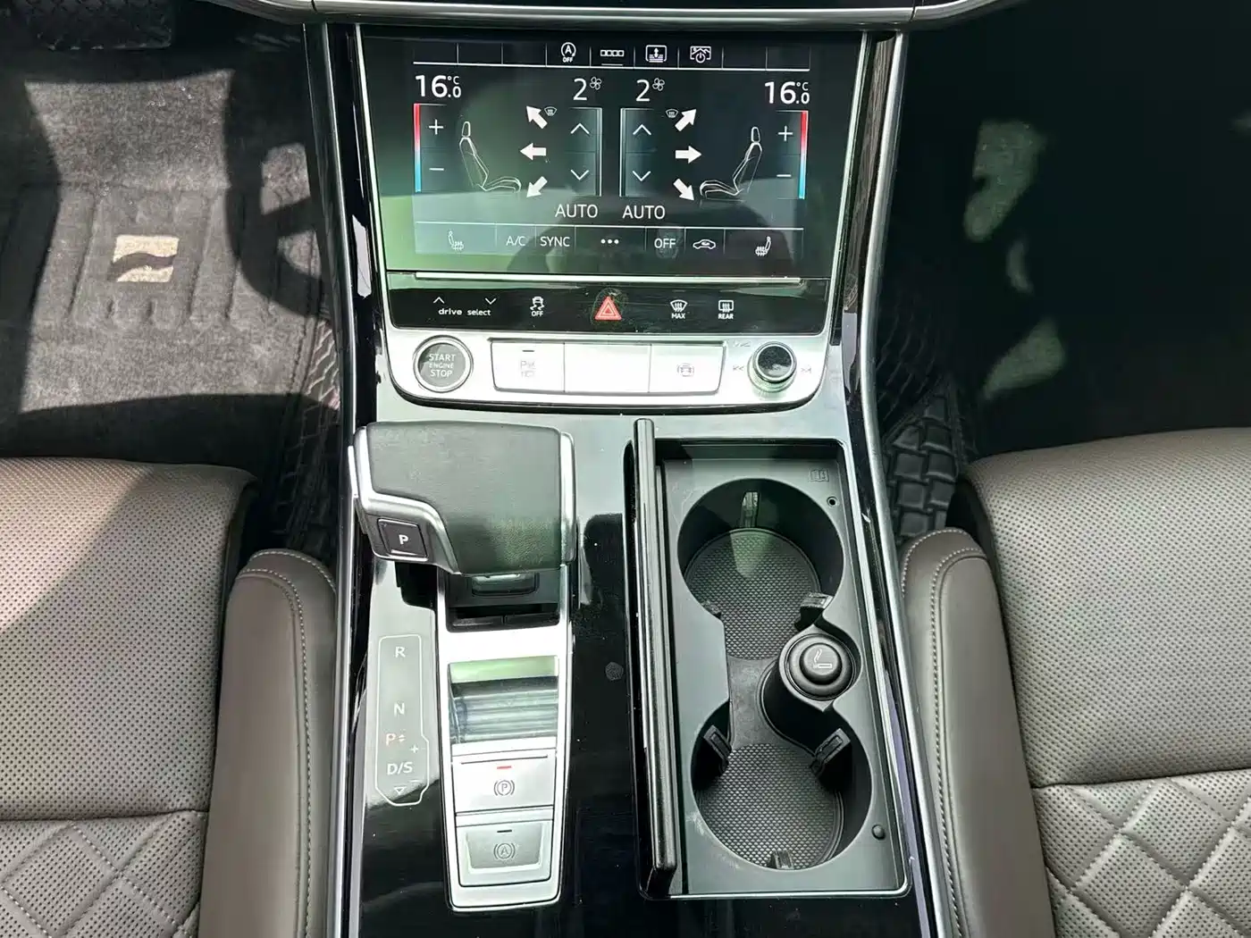 Фото 10 - Audi A8