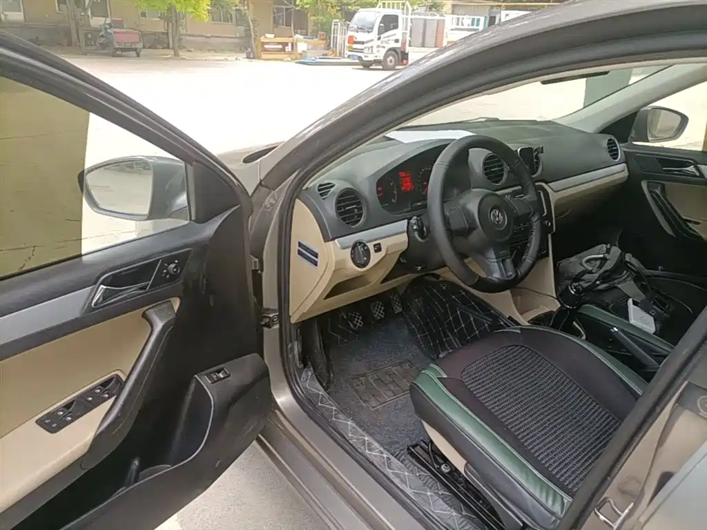 Volkswagen Jetta 2013 1.6L Manual Comfort фото 16