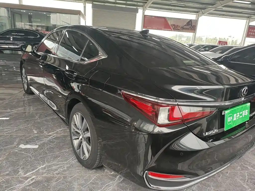 Фото 5 - Lexus ES