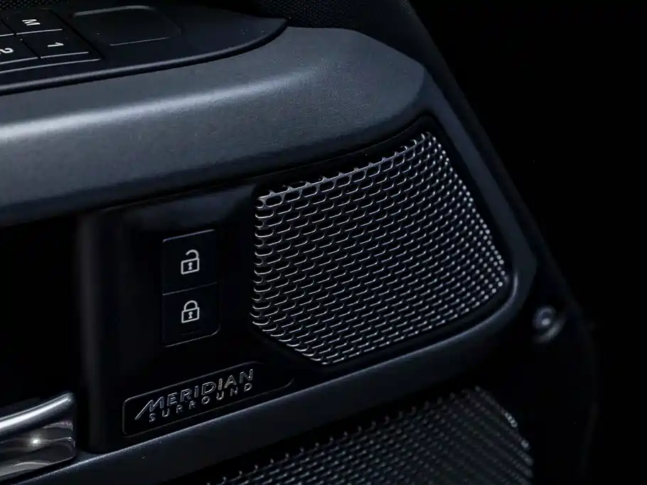 Land Rover Defender 2024 110 3.0T P400 X фото 12