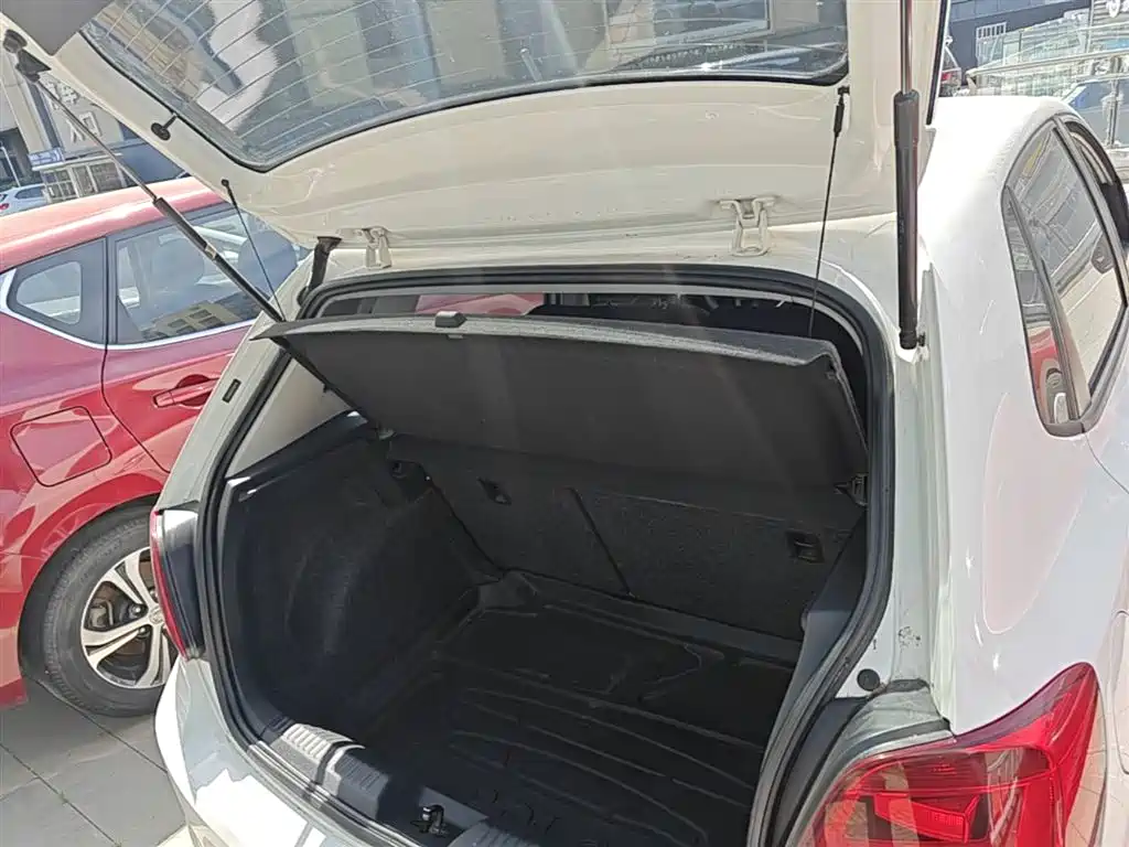 Volkswagen Polo 2014 1.6L Automatic Comfort Edition фото 19