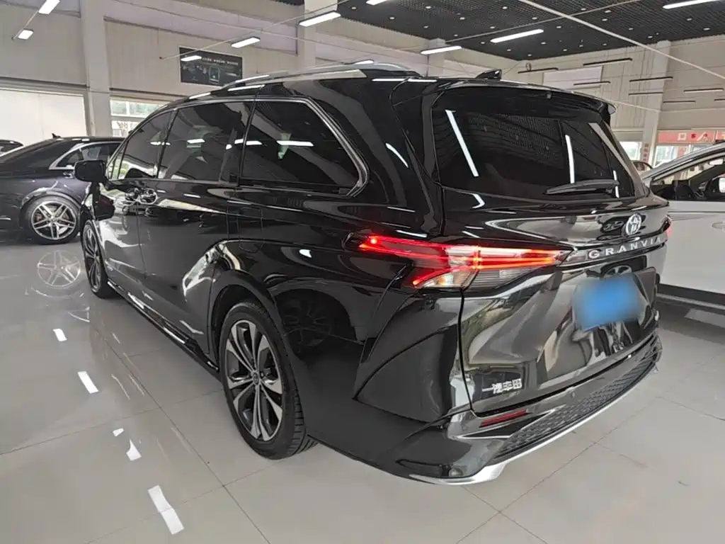 Toyota Granvia 2023 2022 2.5L Hybrid Premium Edition