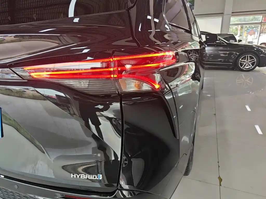 Toyota Granvia 2023 2022 2.5L Hybrid Premium Edition