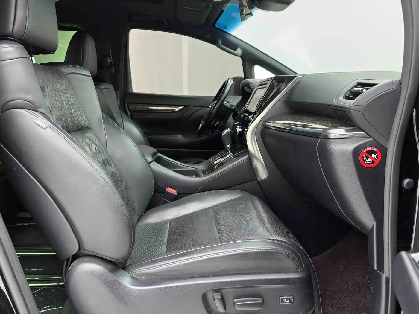Toyota Alphard 2019 Hybrid 2.5L Premium Edition фото 27