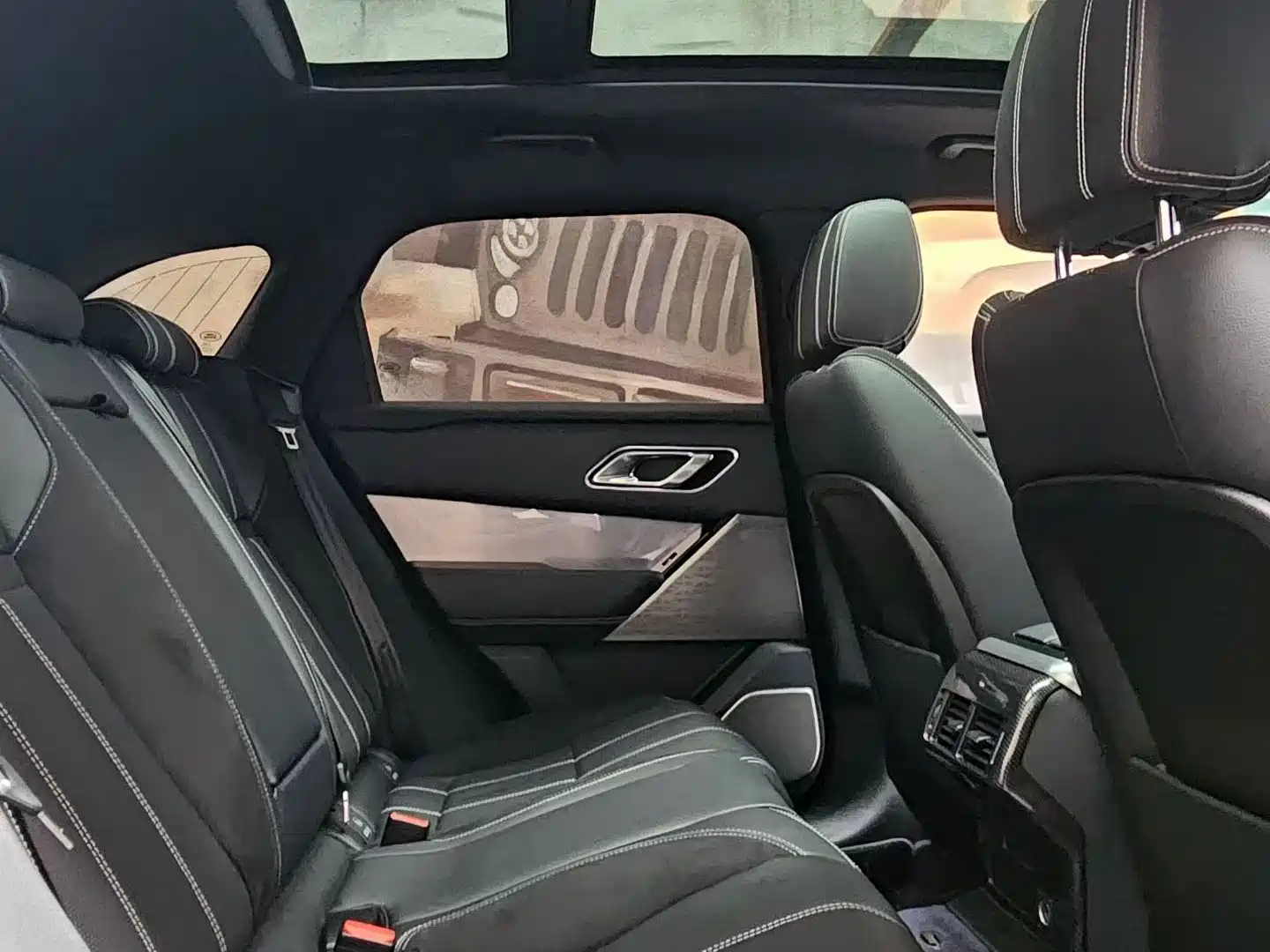 Фото 9 - Land Rover Range Rover Velar
