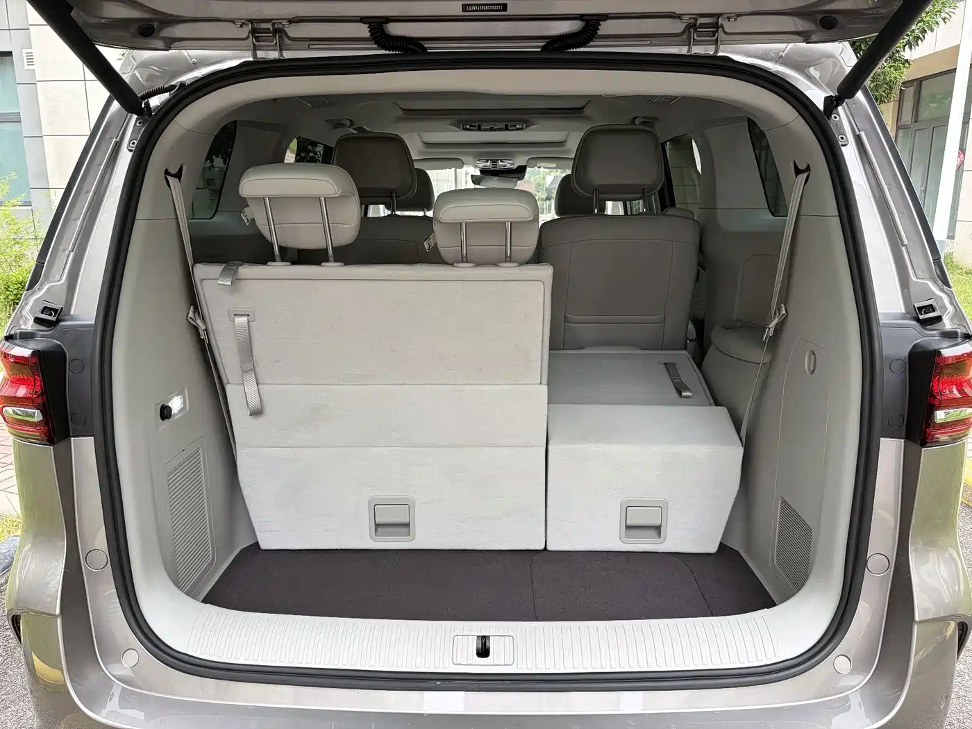 Roewe iMAX8 EV 2025 2026 1.5T DMH High-End Edition