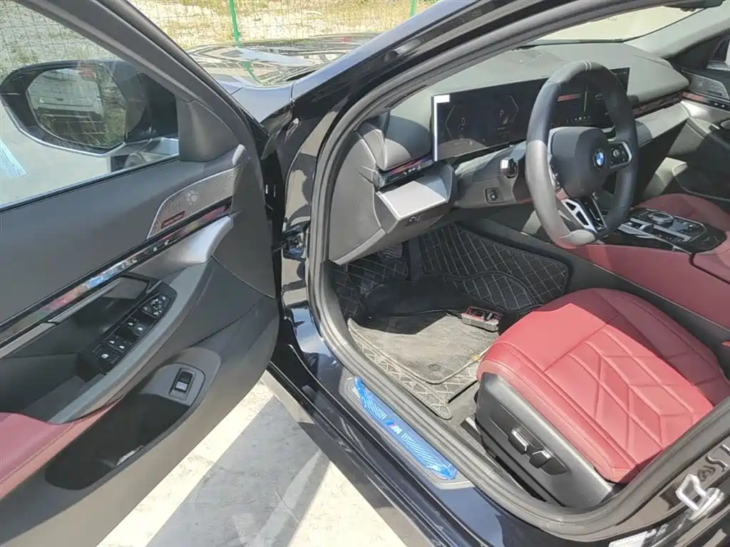 BMW 5 Series 2026 530Li Leading M Sport Package фото 16