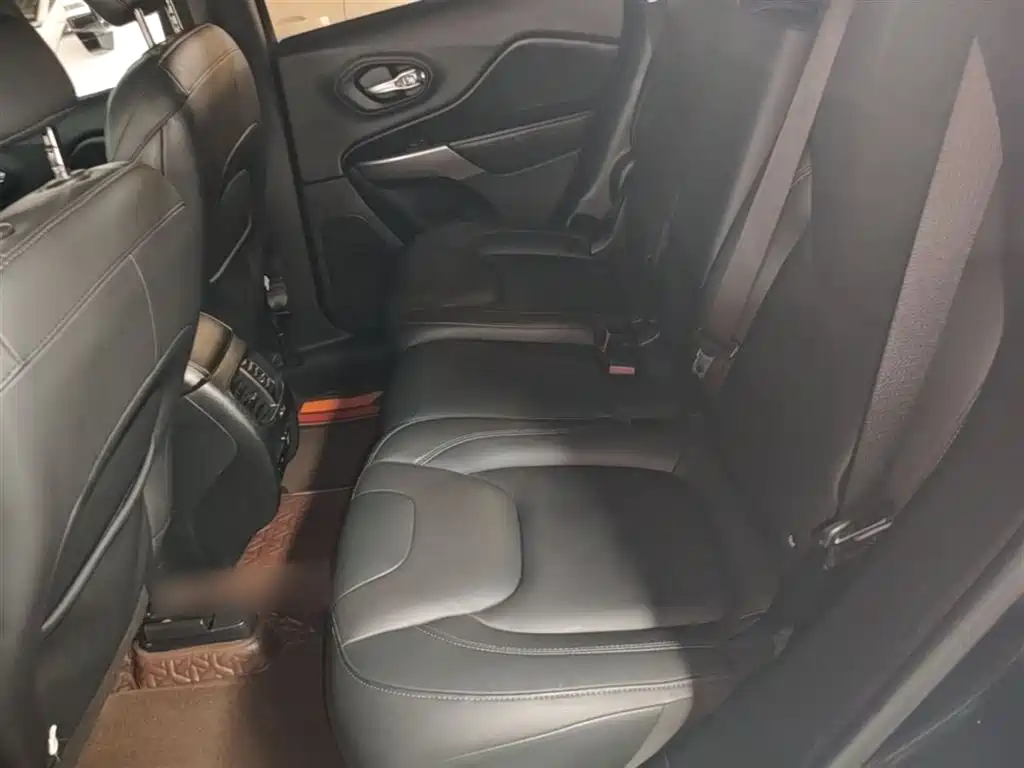 Jeep Cherokee 2019 2019 2.0T 4WD Adventure Edition China V