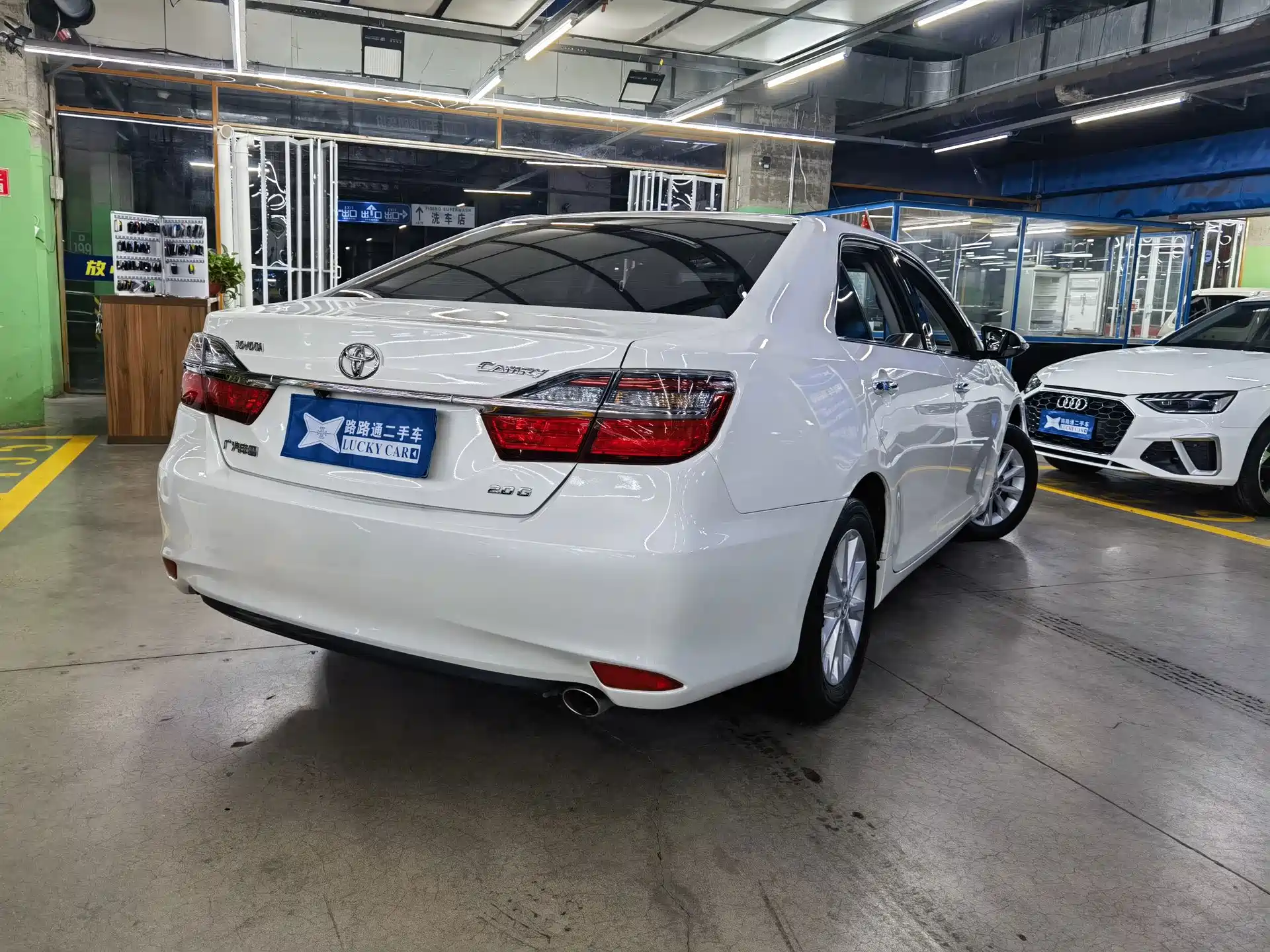 Фото 4 - Toyota Camry